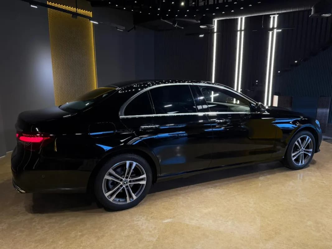 مرسيدس بنز E200 2023 افنجارد أسود أوتوماتيك — مستعملة