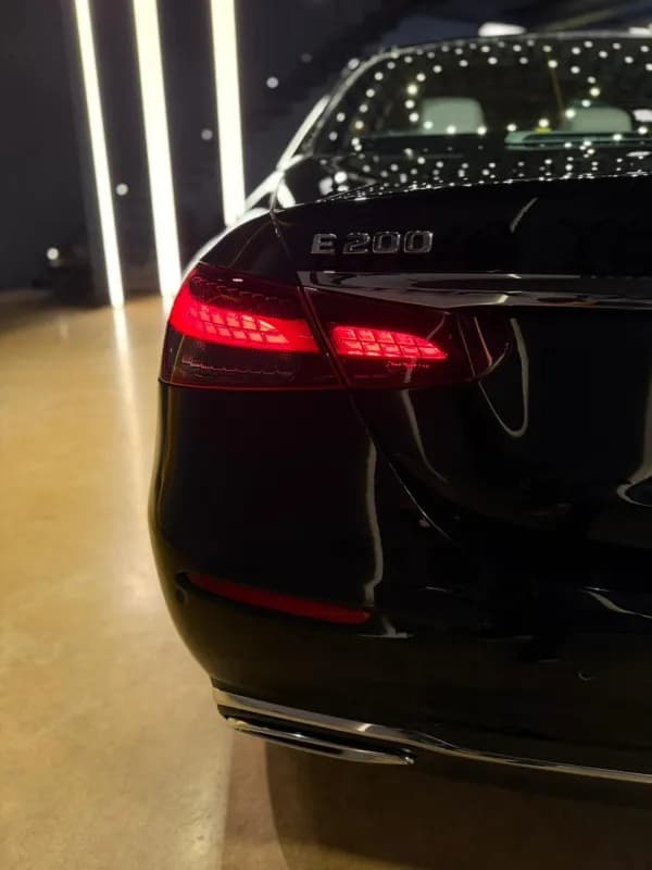 مرسيدس بنز E200 2023 افنجارد أسود أوتوماتيك — مستعملة