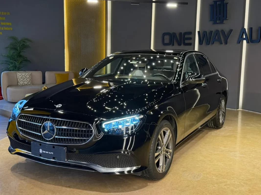 مرسيدس بنز E200 2023 افنجارد أسود أوتوماتيك — مستعملة