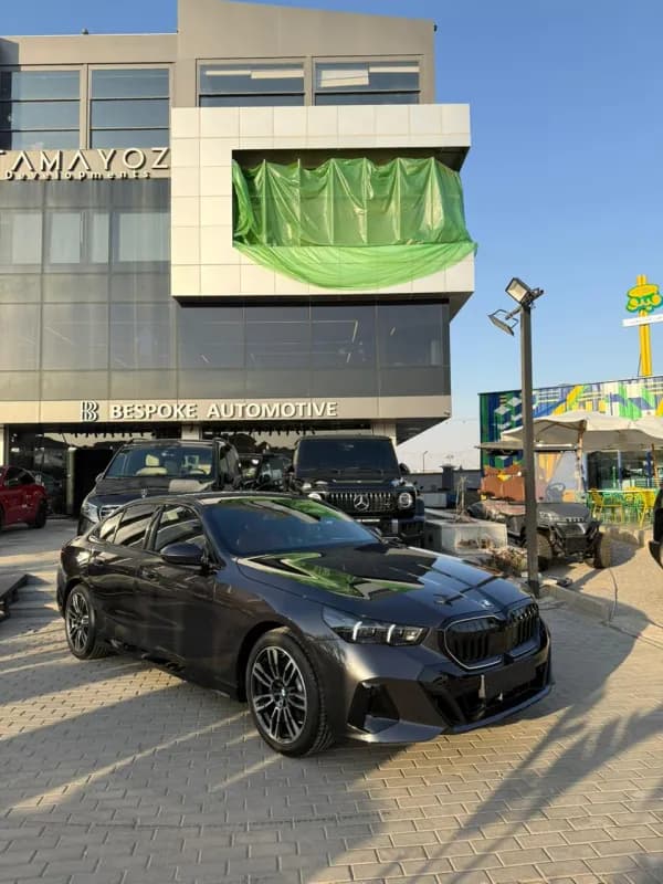 بي ام دبليو 520i 2025 ام سبورت أسود أوتوماتيك — جديدة