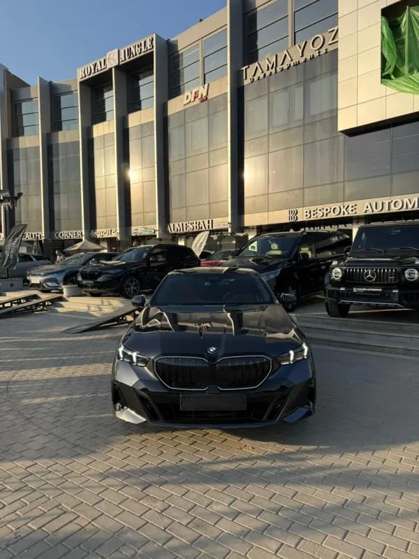 بي ام دبليو 520i 2025 ام سبورت أسود أوتوماتيك — جديدة