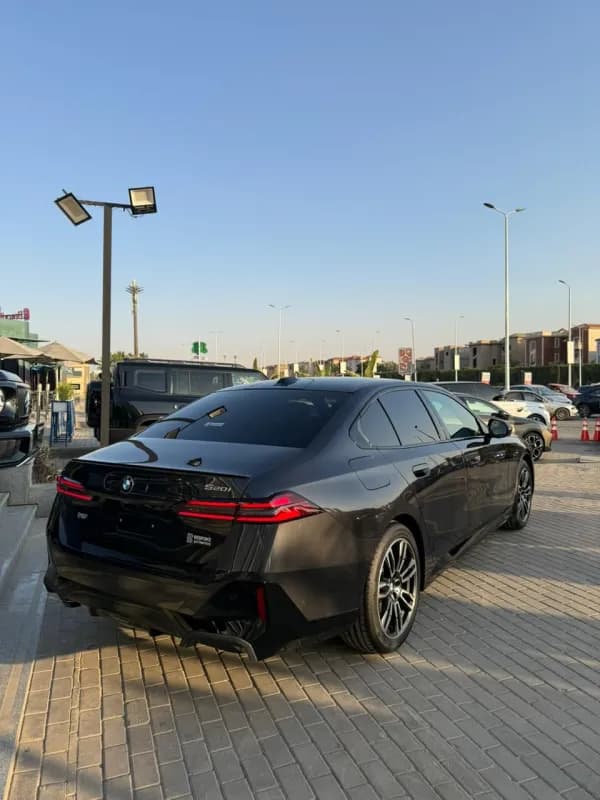 بي ام دبليو 520i 2025 ام سبورت أسود أوتوماتيك — جديدة