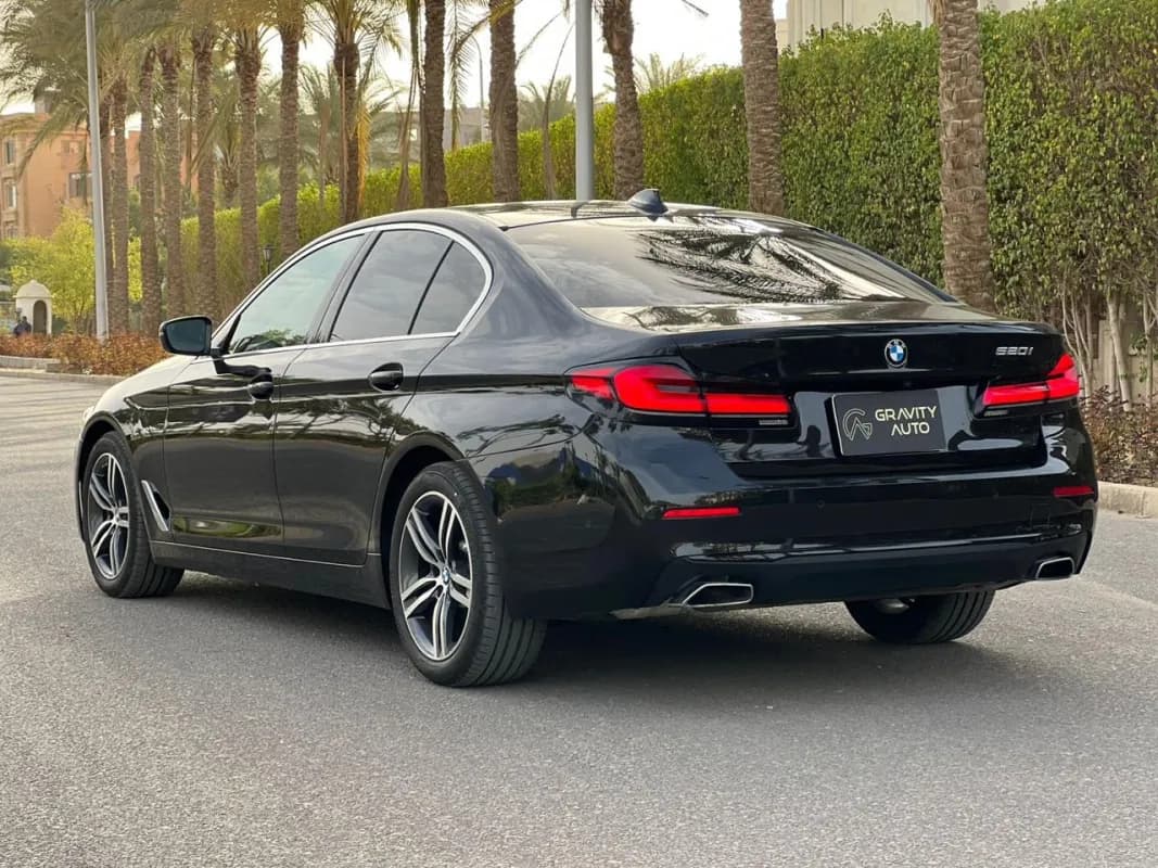 بي ام دبليو 520i 2023 لاكشري أسود أوتوماتيك — مستعملة