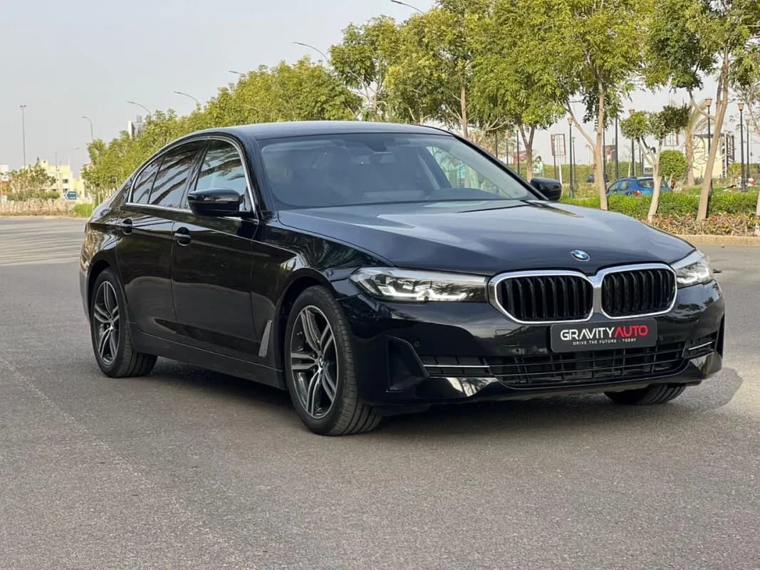 بي ام دبليو 520i 2023 لاكشري أسود أوتوماتيك — مستعملة