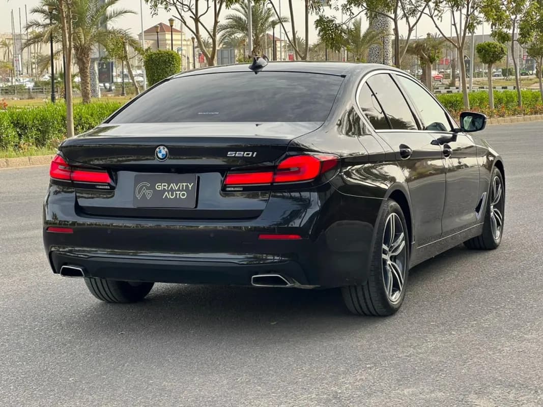 بي ام دبليو 520i 2023 لاكشري أسود أوتوماتيك — مستعملة