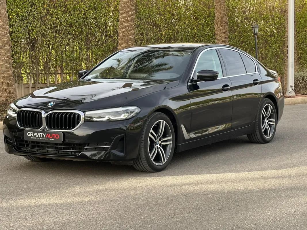 بي ام دبليو 520i 2023 لاكشري أسود أوتوماتيك — مستعملة