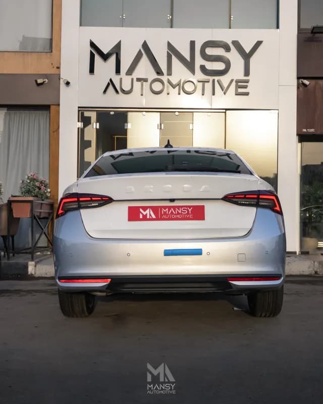 سكودا اوكتافيا A8 2026 لاونج فضي أوتوماتيك — جديدة