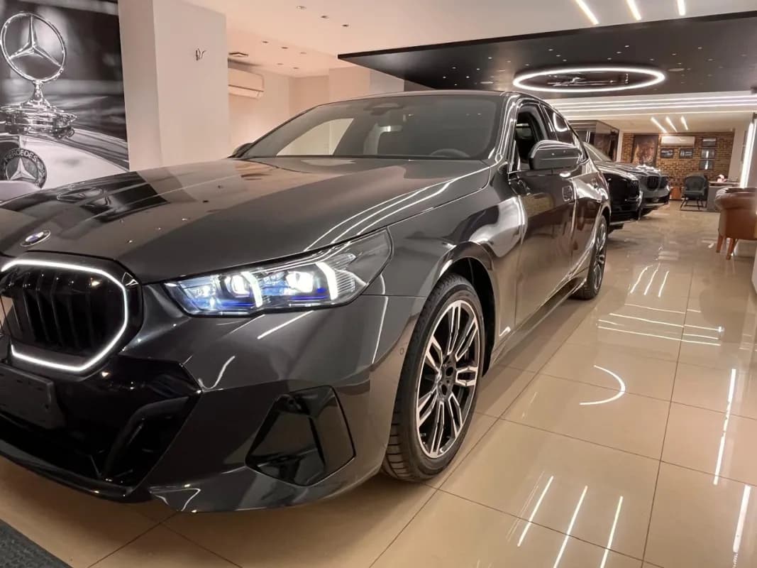 بي ام دبليو 520i 2026 ام سبورت أسود أوتوماتيك — جديدة