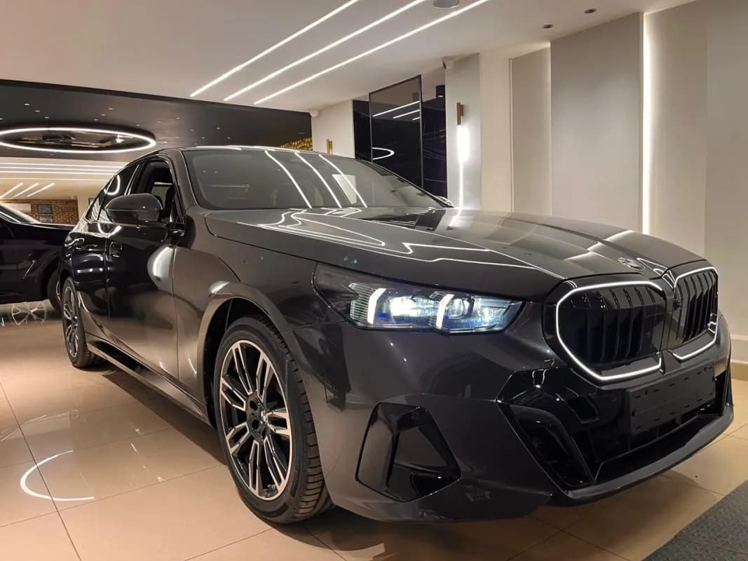 بي ام دبليو 520i 2026 ام سبورت أسود أوتوماتيك — جديدة
