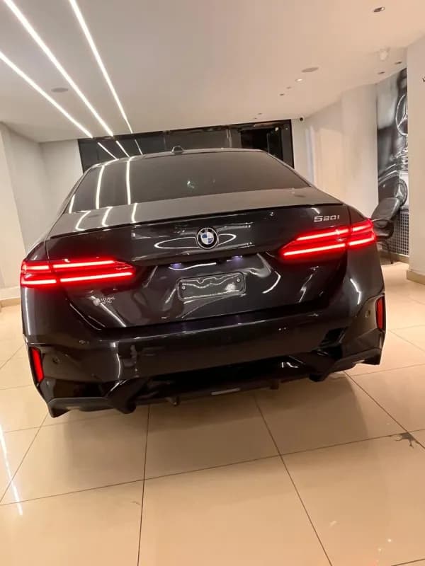 بي ام دبليو 520i 2026 ام سبورت أسود أوتوماتيك — جديدة