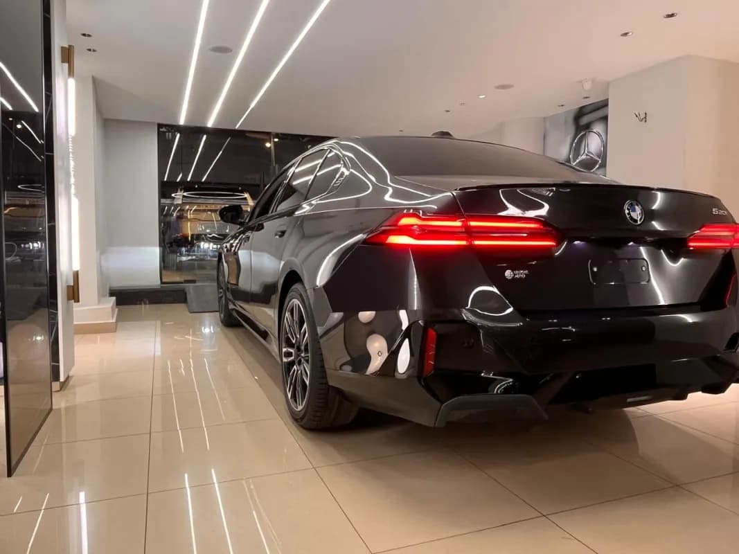بي ام دبليو 520i 2026 ام سبورت أسود أوتوماتيك — جديدة