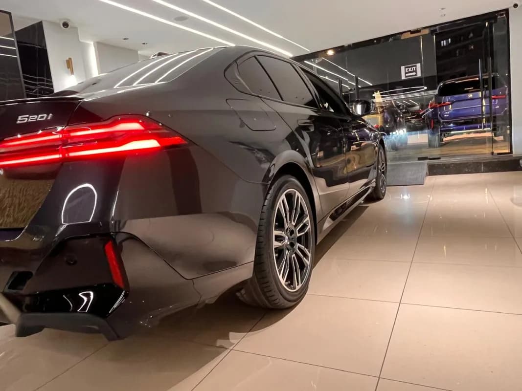 بي ام دبليو 520i 2026 ام سبورت أسود أوتوماتيك — جديدة