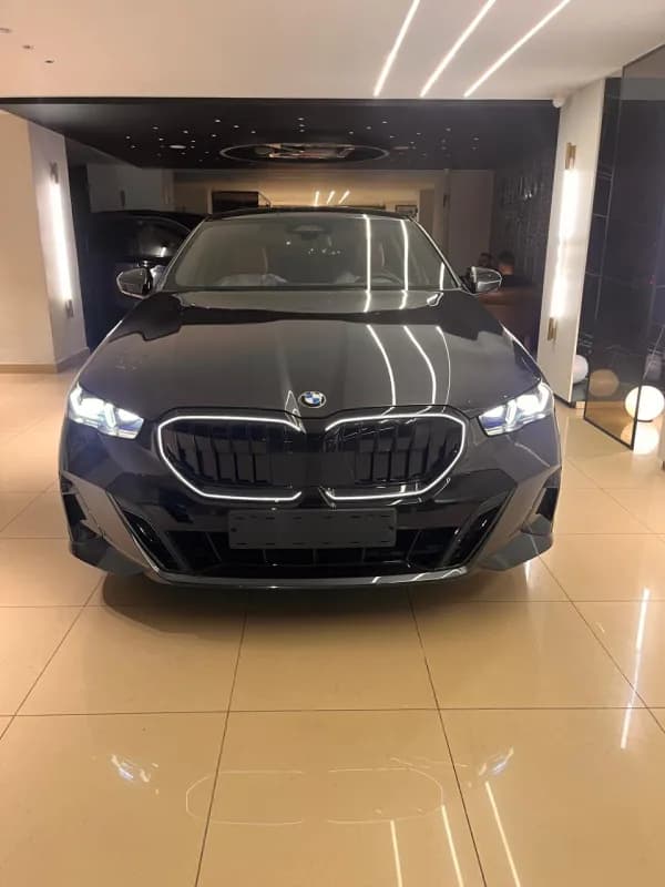 بي ام دبليو 520i 2026 ام سبورت أسود أوتوماتيك — جديدة