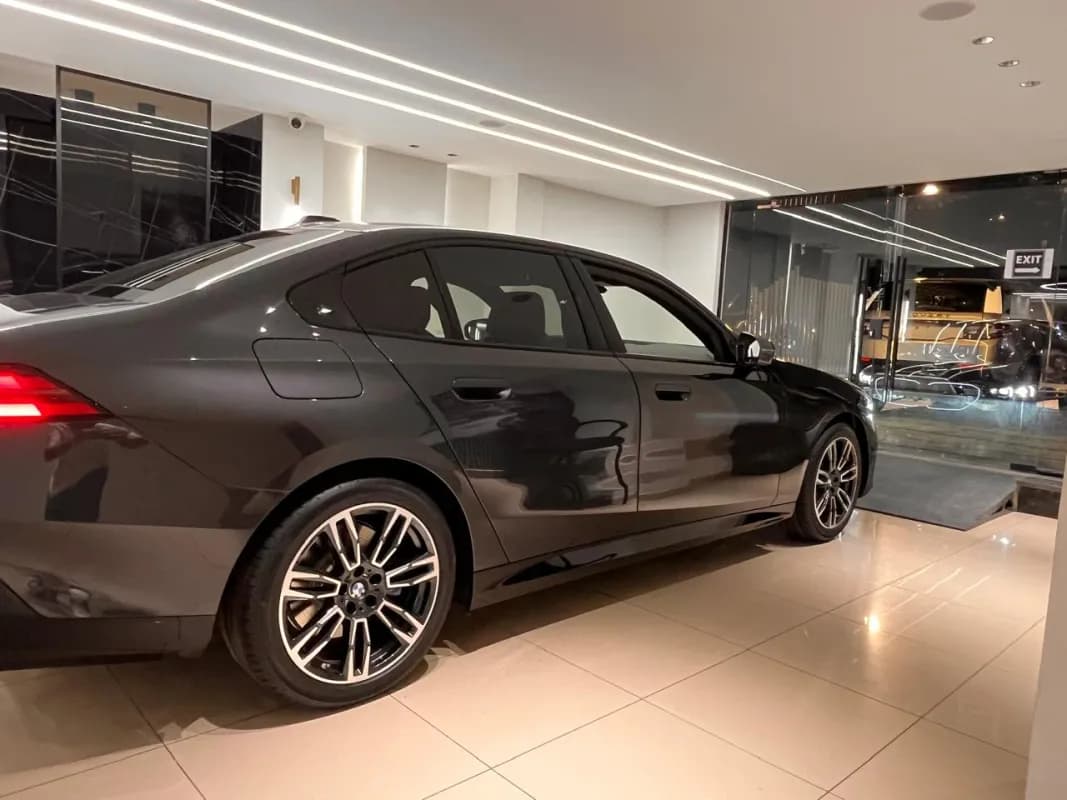 بي ام دبليو 520i 2026 ام سبورت أسود أوتوماتيك — جديدة