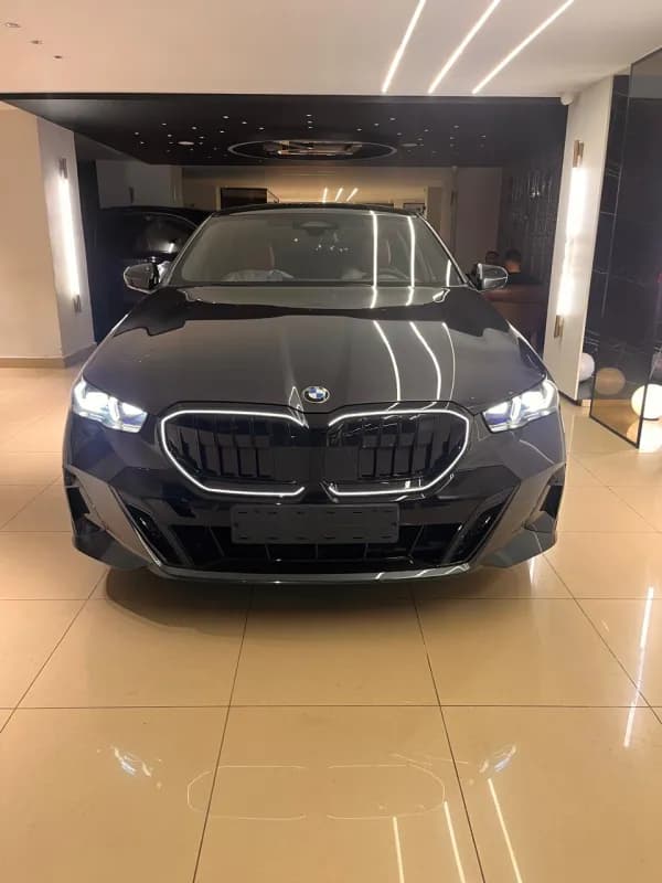 بي ام دبليو 520i 2026 ام سبورت أسود أوتوماتيك — جديدة