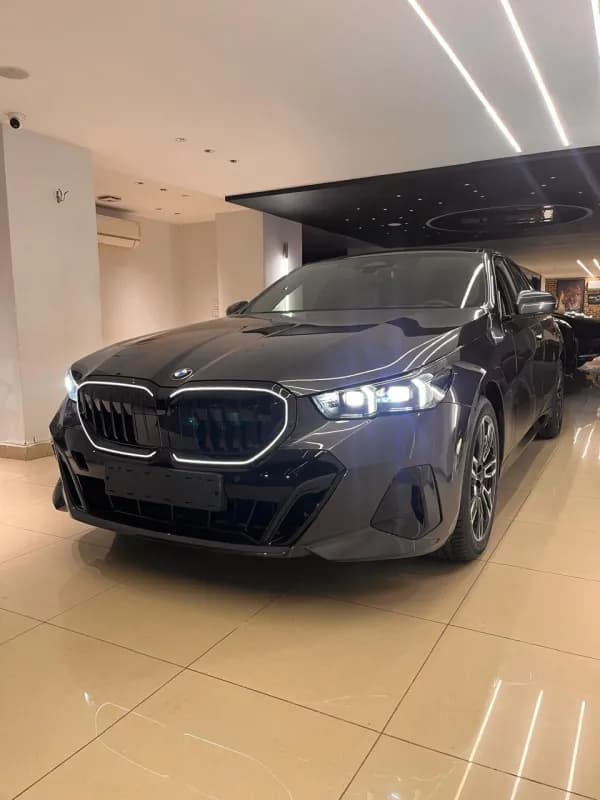 بي ام دبليو 520i 2026 ام سبورت أسود أوتوماتيك — جديدة