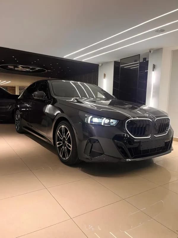 بي ام دبليو 520i 2026 ام سبورت أسود أوتوماتيك — جديدة
