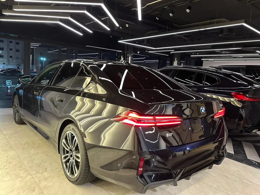 بي ام دبليو 520i 2026 ام سبورت أسود أوتوماتيك — جديدة