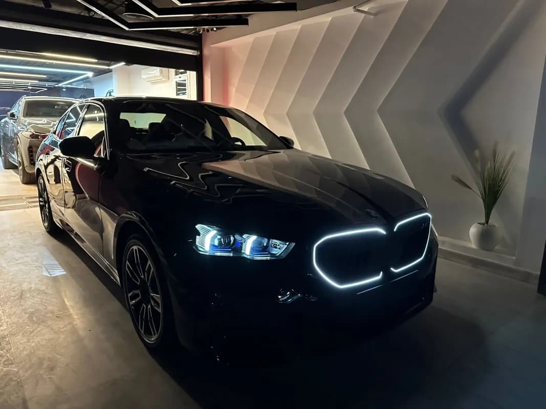 بي ام دبليو 520i 2026 ام سبورت أسود أوتوماتيك — جديدة