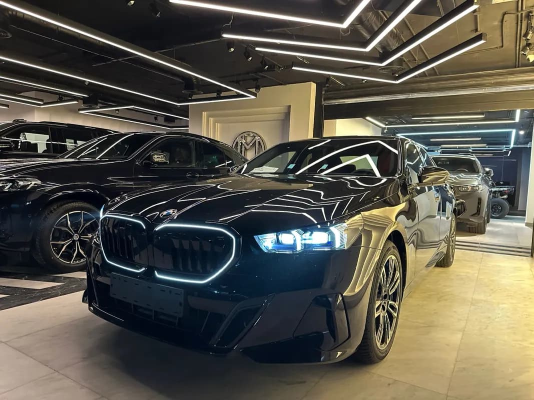 بي ام دبليو 520i 2026 ام سبورت أسود أوتوماتيك — جديدة