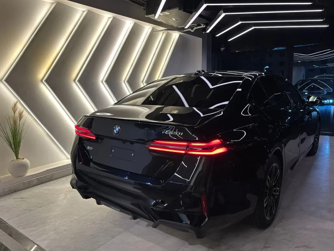 بي ام دبليو 520i 2026 ام سبورت أسود أوتوماتيك — جديدة