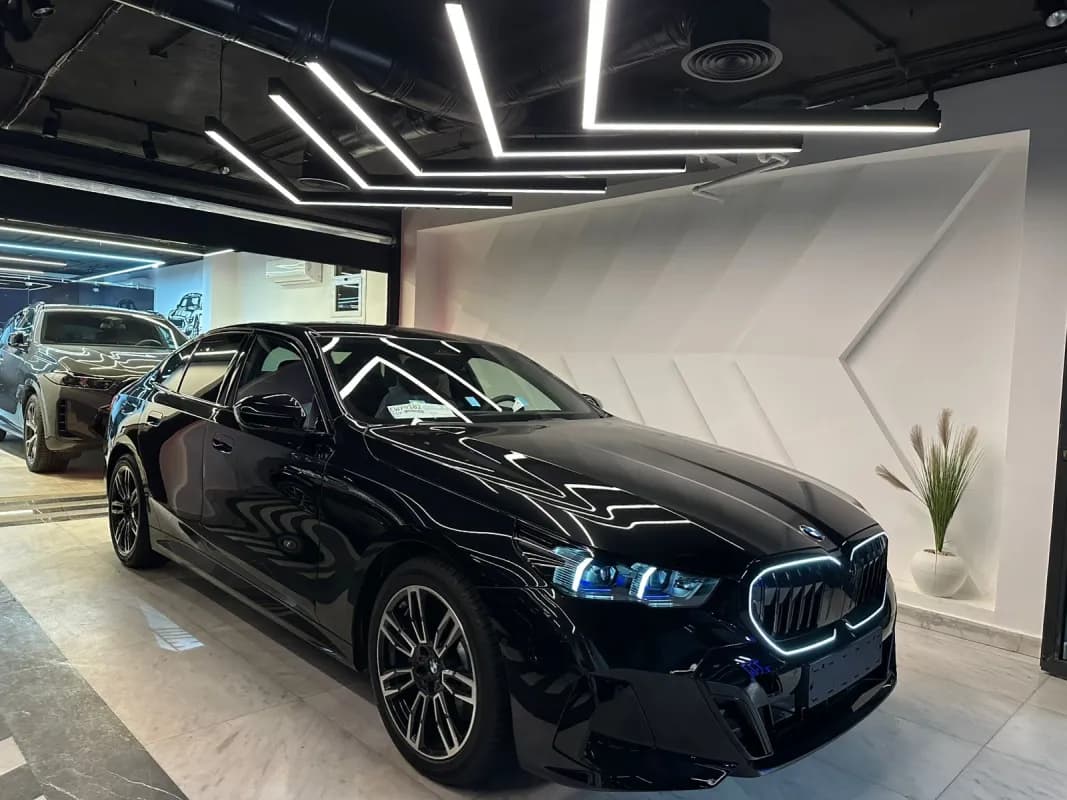 بي ام دبليو 520i 2026 ام سبورت أسود أوتوماتيك — جديدة