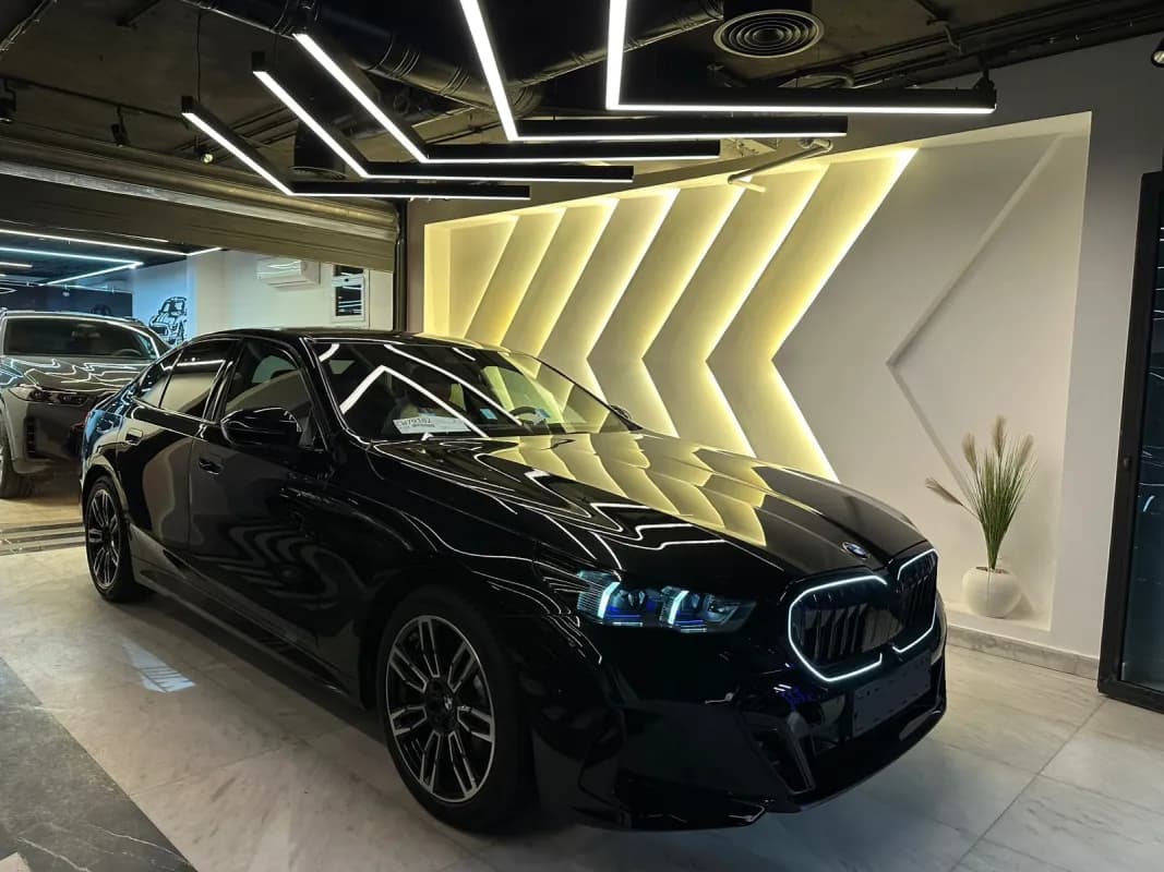 بي ام دبليو 520i 2026 ام سبورت أسود أوتوماتيك — جديدة