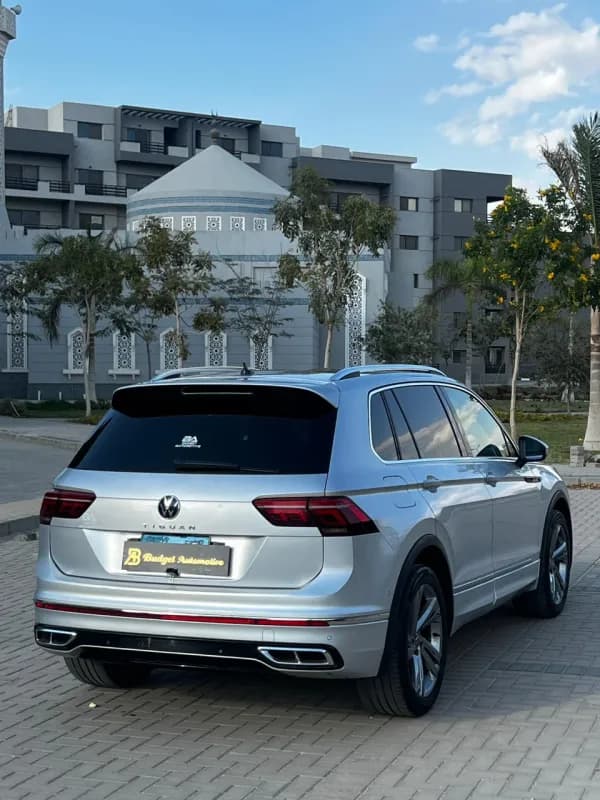 فولكس فاجن تيجوان 2024 ار لاين فضي أوتوماتيك — مستعملة