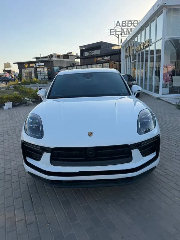 Porsche Macan 2024 T White Automatic — Used