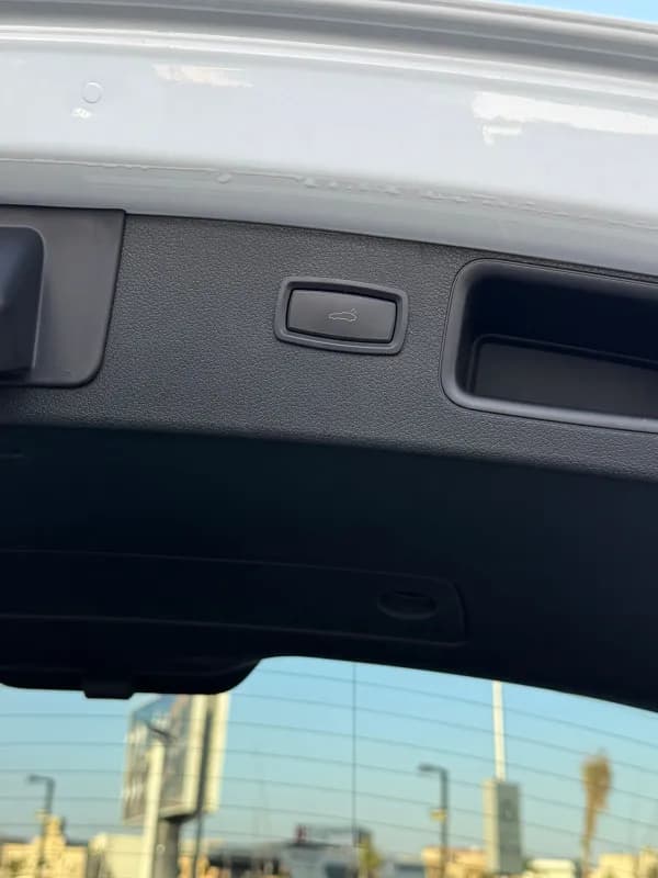 Porsche Macan 2024 T White Automatic — Used
