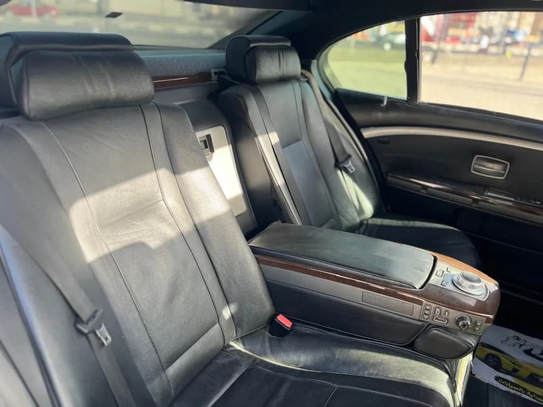 بي ام دبليو 740i 2007 بيور اكسلنس أسود أوتوماتيك — مستعملة