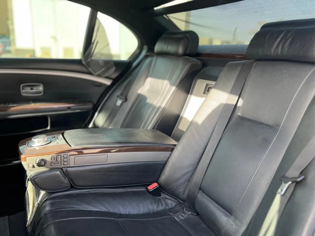 بي ام دبليو 740i 2007 بيور اكسلنس أسود أوتوماتيك — مستعملة