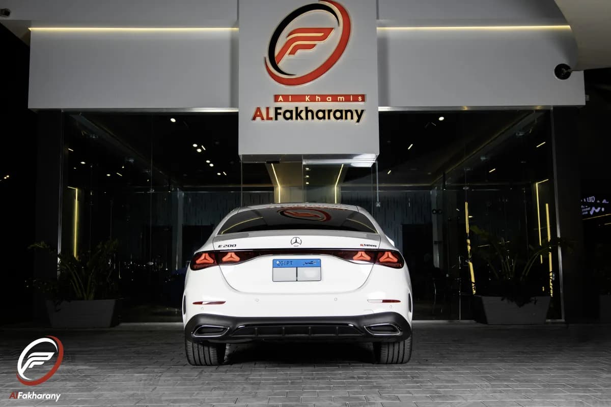 مرسيدس بنز E200 2025 ايه ام جي أبيض أوتوماتيك — مستعملة