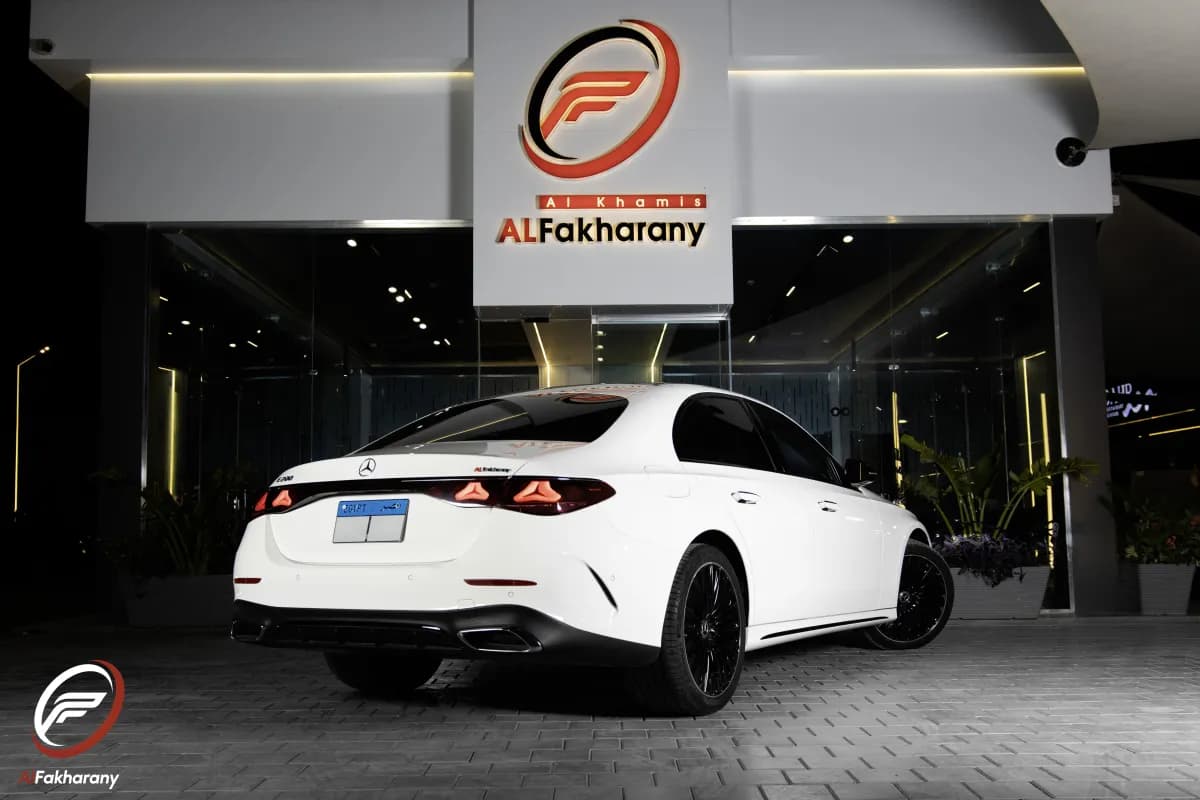 مرسيدس بنز E200 2025 ايه ام جي أبيض أوتوماتيك — مستعملة