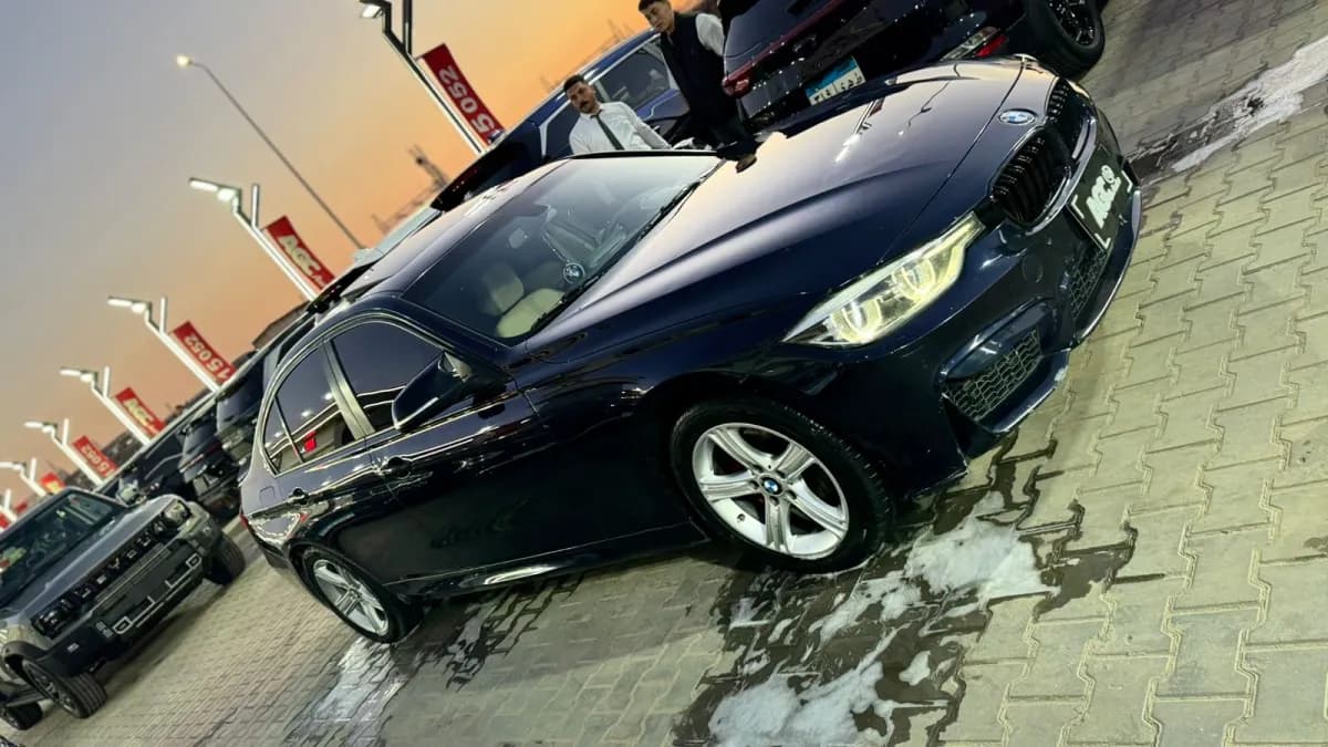 بي ام دبليو 320i 2019 لاكشري أزرق أوتوماتيك — مستعملة