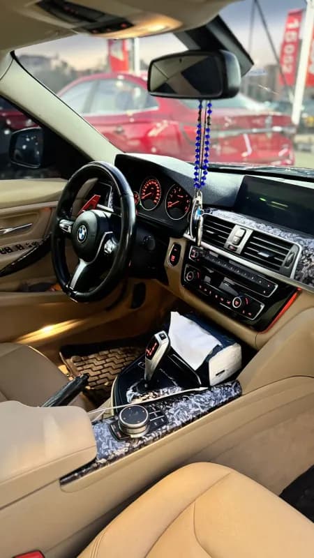 بي ام دبليو 320i 2019 لاكشري أزرق أوتوماتيك — مستعملة