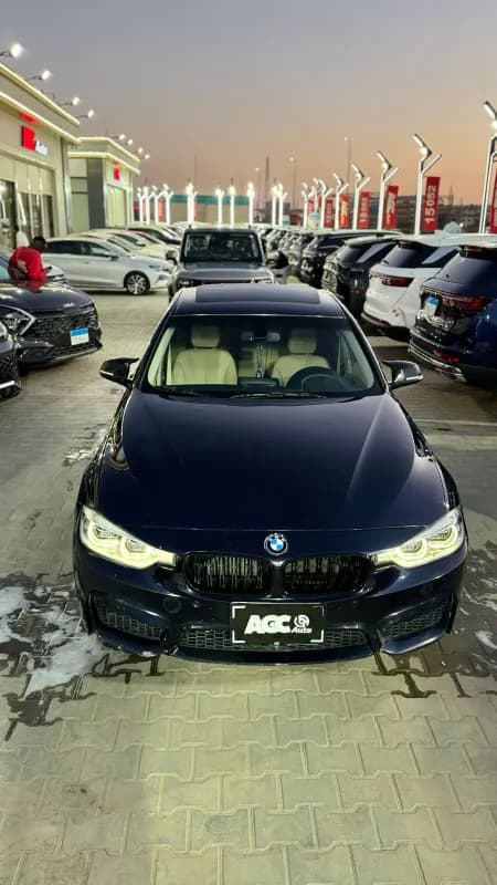 بي ام دبليو 320i 2019 لاكشري أزرق أوتوماتيك — مستعملة