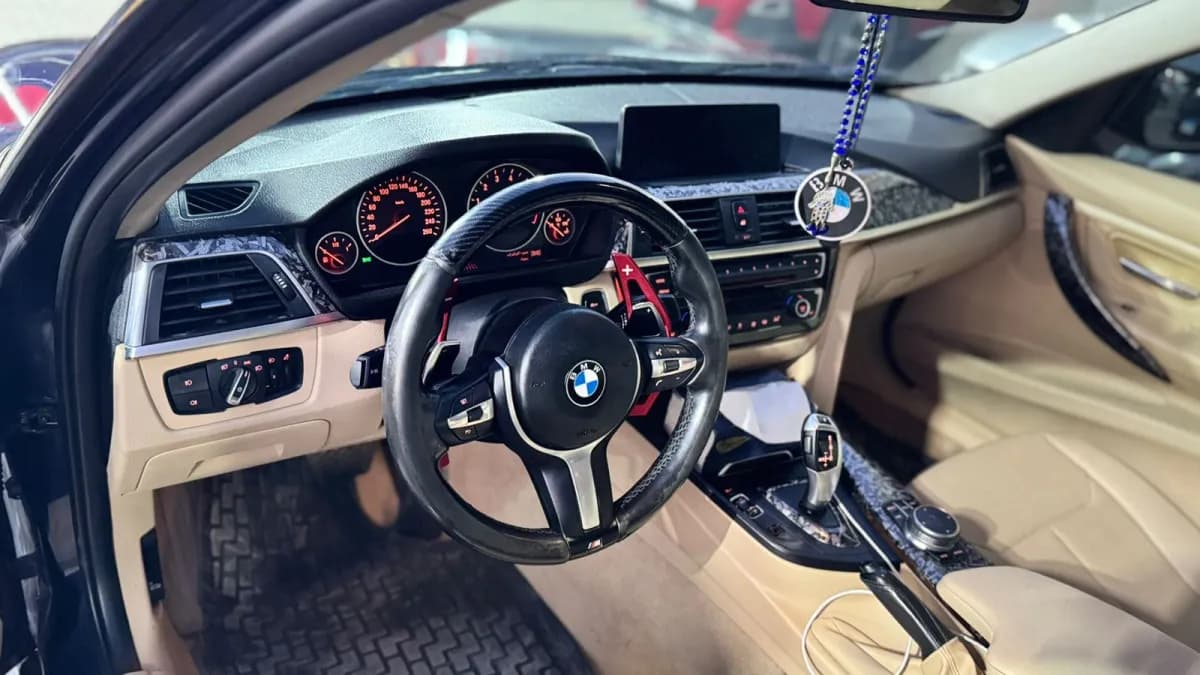 بي ام دبليو 320i 2019 لاكشري أزرق أوتوماتيك — مستعملة