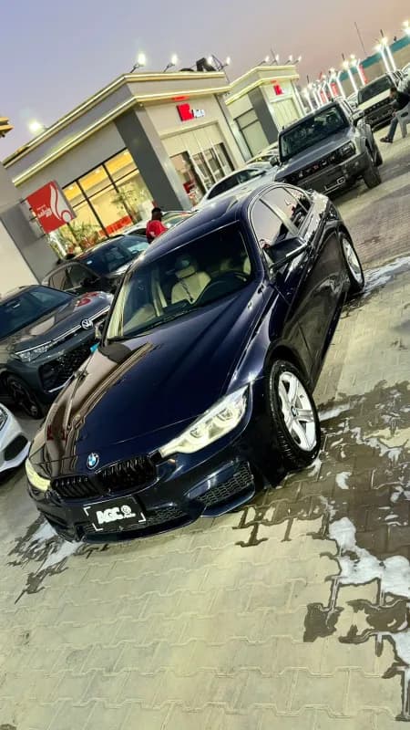 بي ام دبليو 320i 2019 لاكشري أزرق أوتوماتيك — مستعملة