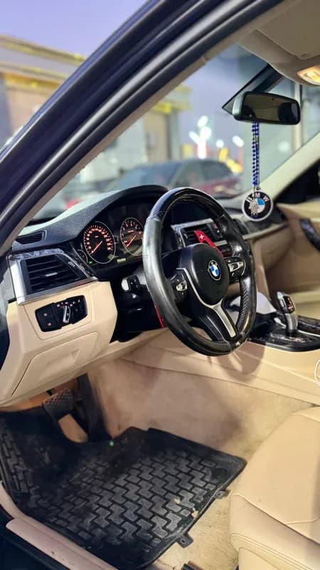 بي ام دبليو 320i 2019 لاكشري أزرق أوتوماتيك — مستعملة