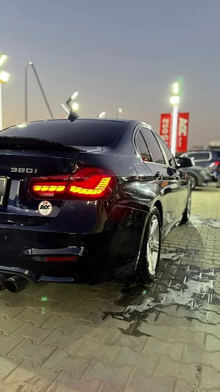 بي ام دبليو 320i 2019 لاكشري أزرق أوتوماتيك — مستعملة