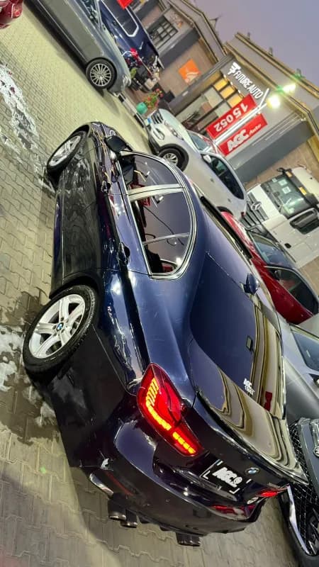بي ام دبليو 320i 2019 لاكشري أزرق أوتوماتيك — مستعملة