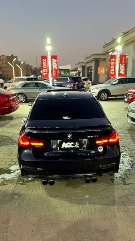 بي ام دبليو 320i 2019 لاكشري أزرق أوتوماتيك — مستعملة
