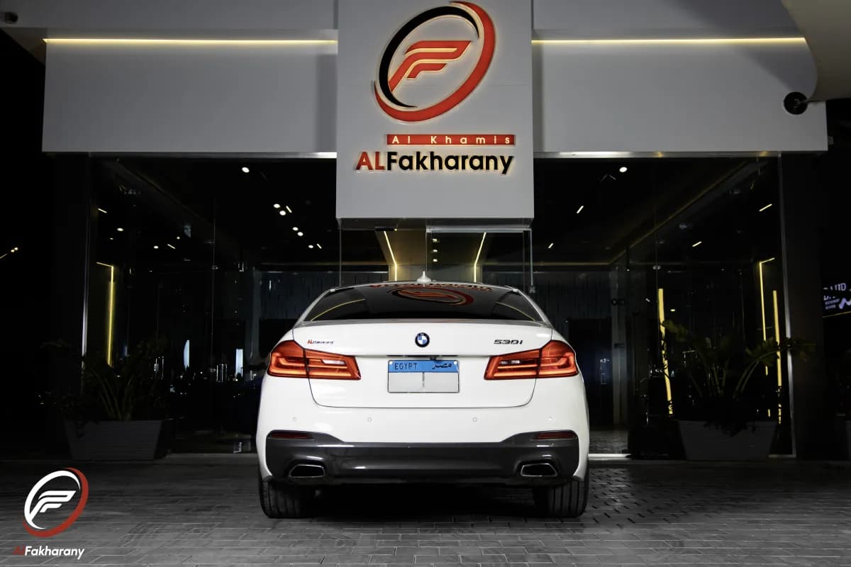 بي ام دبليو 530i 2019 لاكشري أبيض أوتوماتيك — مستعملة