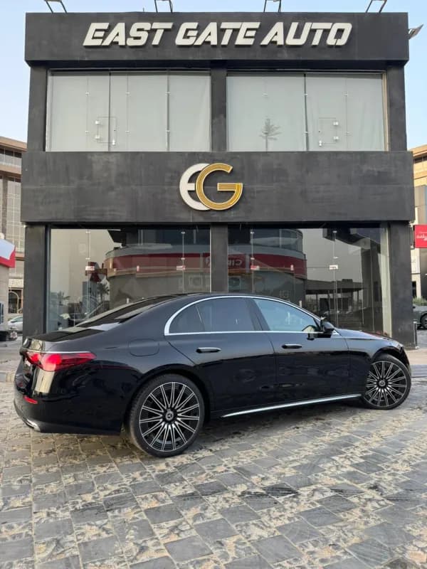 مرسيدس بنز E200 2026 اكسكلوسيف أسود أوتوماتيك — جديدة