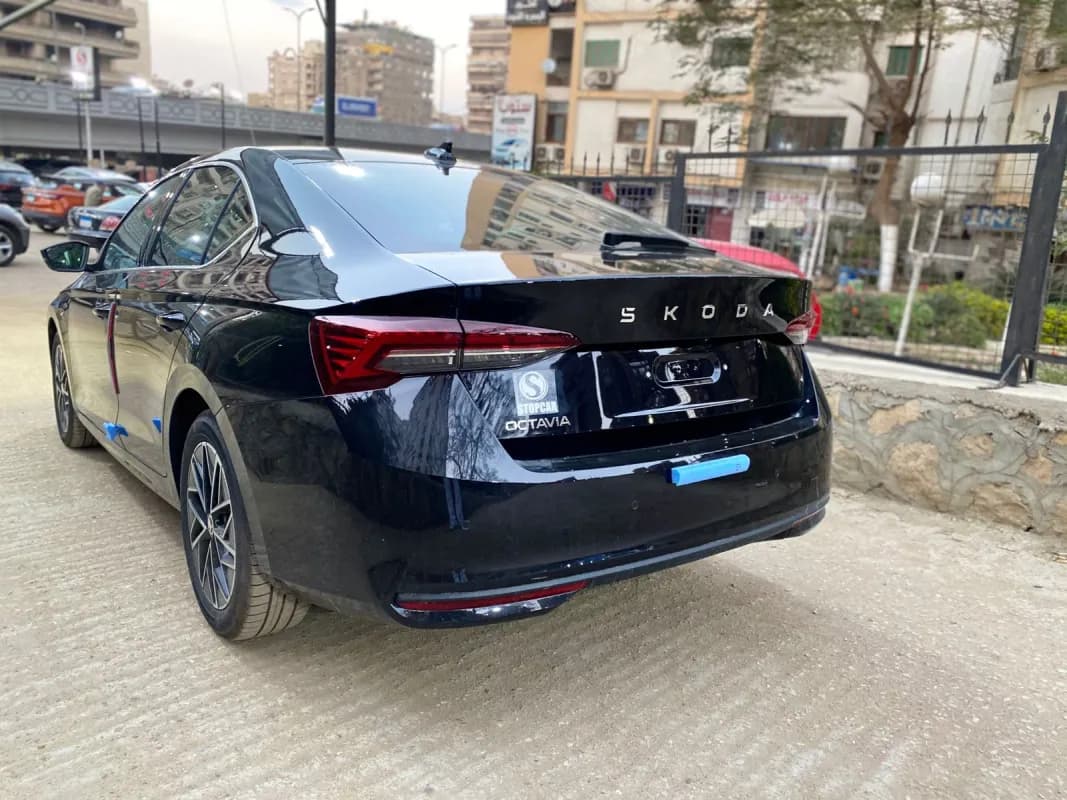 سكودا اوكتافيا A8 2026 لاونج أسود قابض مزدوج — جديدة
