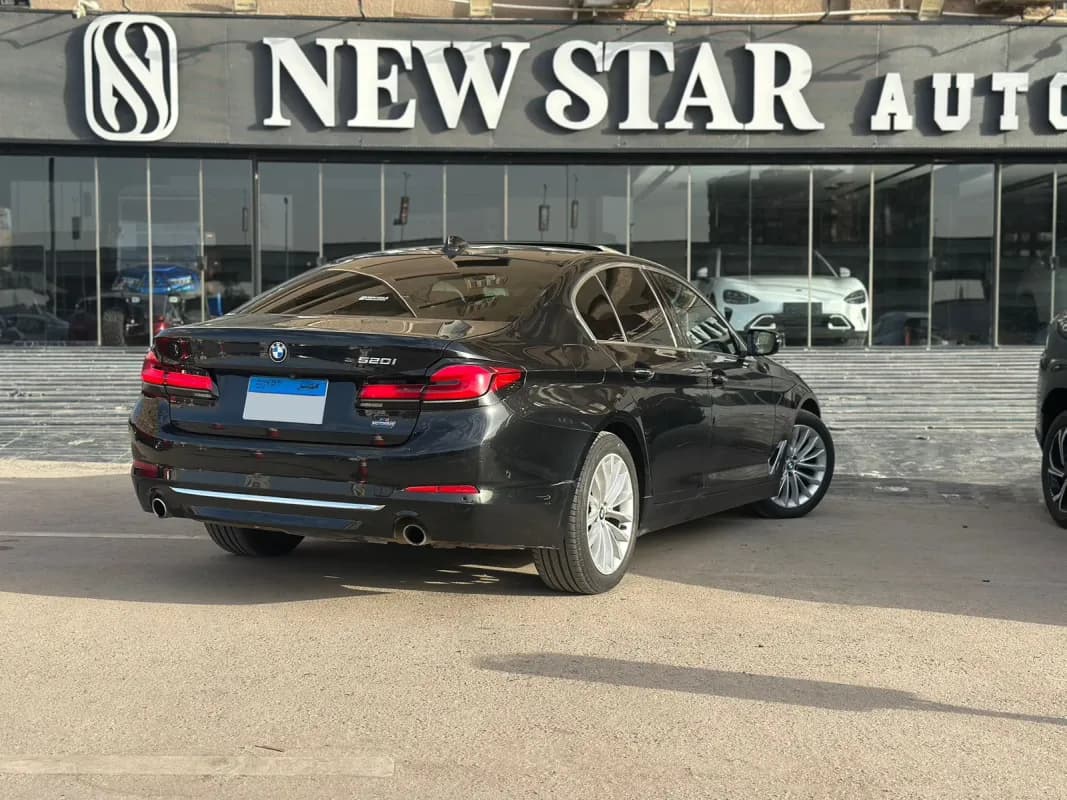 بي ام دبليو 520i 2018 لاكشري أسود أوتوماتيك — مستعملة