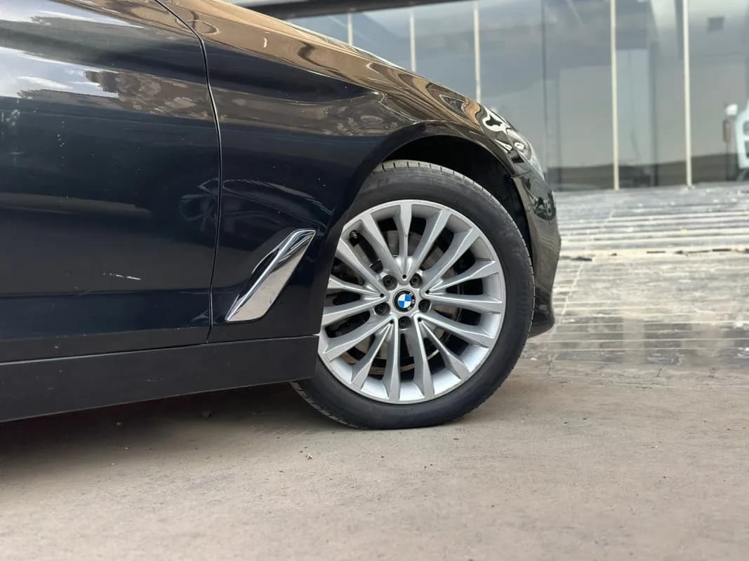 بي ام دبليو 520i 2018 لاكشري أسود أوتوماتيك — مستعملة
