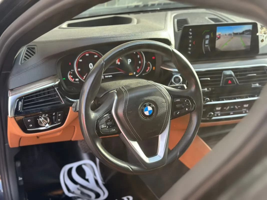 بي ام دبليو 520i 2018 لاكشري أسود أوتوماتيك — مستعملة