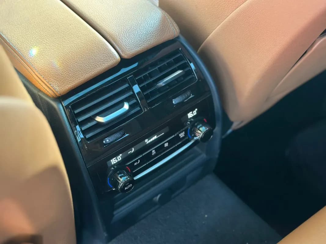 بي ام دبليو 520i 2018 لاكشري أسود أوتوماتيك — مستعملة